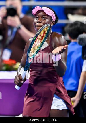 Doha, Qatar. 13 février 2026. Victoria Mboko, du Canada, célèbre la demi-finale féminine en simple entre Jelena Ostapenko, de Lettonie, et Victoria Mboko, du Canada, au tournoi de tennis WTA Qatar Open 2026 à Doha, au Qatar, le 13 février 2026. Crédit : Nikku/Xinhua/Alamy Live News Banque D'Images