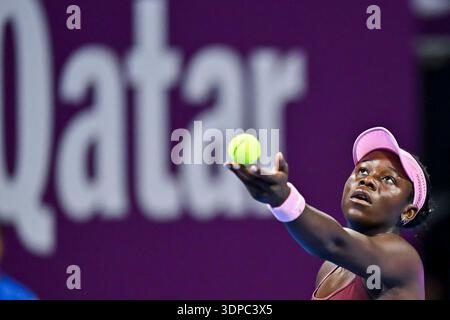 Doha, Qatar. 13 février 2026. Victoria Mboko, du Canada, participe à la demi-finale féminine en simple entre Jelena Ostapenko, de Lettonie, et Victoria Mboko, du Canada, au tournoi de tennis WTA Qatar Open 2026 à Doha, au Qatar, le 13 février 2026. Crédit : Nikku/Xinhua/Alamy Live News Banque D'Images
