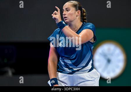Doha, Qatar. 13 février 2026. Jelena Ostapenko, de Lettonie, réagit lors de la demi-finale féminine en simple entre Jelena Ostapenko, de Lettonie, et Victoria Mboko, du Canada, au tournoi de tennis WTA Qatar Open 2026 à Doha, au Qatar, le 13 février 2026. Crédit : Nikku/Xinhua/Alamy Live News Banque D'Images