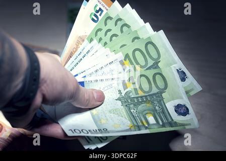 Tas de billets verts en euros Banque D'Images