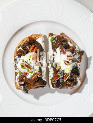 Bruschetta à la crème de champignons et aux pacanes Banque D'Images