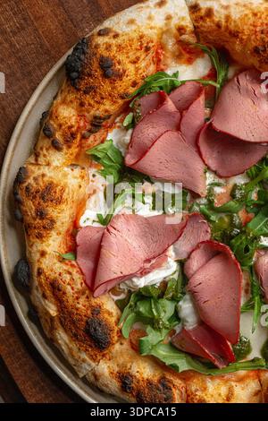 Pizza avec roquette de rôti de bœuf et fromage Banque D'Images