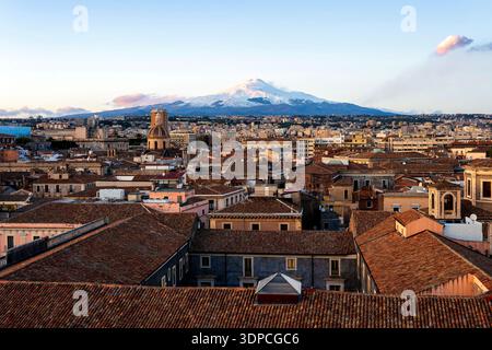 Vue de Catane depuis Badia di Sant’Agata, Catane, Italie Banque D'Images