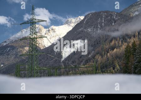 Umspannwerk Pradella, vue d'hiver de la station de transformation de Pradella et des lignes électriques, vallée de l'Engadine, Suisse. Hydroélectricité pour la transition énergétique. Banque D'Images