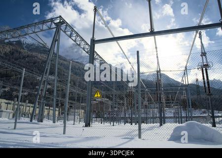Umspannwerk Pradella, vue d'hiver de la station de transformation de Pradella et des lignes électriques, vallée de l'Engadine, Suisse. Hydroélectricité pour la transition énergétique. Banque D'Images