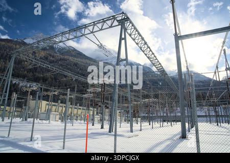 Umspannwerk Pradella, vue d'hiver de la station de transformation de Pradella et des lignes électriques, vallée de l'Engadine, Suisse. Hydroélectricité pour la transition énergétique. Banque D'Images