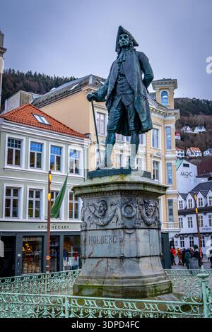 Statue de Ludvig Holberg sur la place centrale de Vågsallmenningen près du marché aux poissons et du port de Bryggen, Bergen, Norvège Banque D'Images