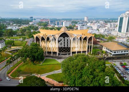 Vue aérienne du Musée des cultures de Bornéo, une partie du complexe du Musée Sarawak à Kuching, Malaisie Banque D'Images