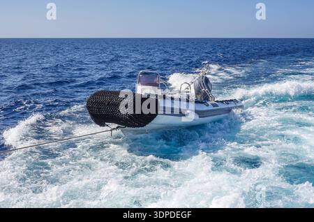 Schlauchboot, Zodiac, Heck, Wellen, Antrieb, Tauchschiff Grand Discovery, Rotes Meer, Ägypten *** bateau gonflable, Zodiac, poupe, vagues, drive, navire de plongée Grand Discovery, mer Rouge, Egypte Banque D'Images