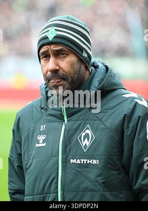 Brême, Allemagne. 14 février 2026. Football : Bundesliga, Werder Bremen - Bayern Munich, Journée 22, Weserstadion. L’entraîneur Daniel Thioune (Werder Brême) se tient pendant l’entretien. Crédit : Carmen Jaspersen/dpa - NOTE IMPORTANTE : conformément aux règlements de la DFL German Football League et de la DFB German Football Association, il est interdit d'utiliser ou de faire utiliser des photographies prises dans le stade et/ou du match sous forme d'images séquentielles et/ou de séries de photos de type vidéo./dpa/Alamy Live News Banque D'Images