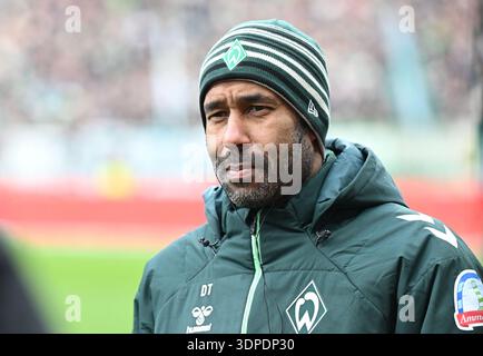 Brême, Allemagne. 14 février 2026. Football : Bundesliga, Werder Bremen - Bayern Munich, Journée 22, Weserstadion. L’entraîneur Daniel Thioune (Werder Brême) se tient pendant l’entretien. Crédit : Carmen Jaspersen/dpa - NOTE IMPORTANTE : conformément aux règlements de la DFL German Football League et de la DFB German Football Association, il est interdit d'utiliser ou de faire utiliser des photographies prises dans le stade et/ou du match sous forme d'images séquentielles et/ou de séries de photos de type vidéo./dpa/Alamy Live News Banque D'Images