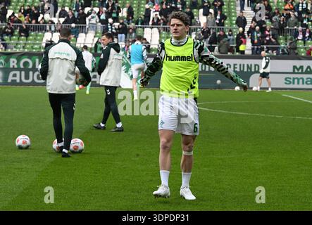 Brême, Allemagne. 14 février 2026. Football : Bundesliga, Werder Bremen - Bayern Munich, Journée 22, Weserstadion. Jens Stage (Werder Brême) échauffement. Crédit : Carmen Jaspersen/dpa - NOTE IMPORTANTE : conformément aux règlements de la DFL German Football League et de la DFB German Football Association, il est interdit d'utiliser ou de faire utiliser des photographies prises dans le stade et/ou du match sous forme d'images séquentielles et/ou de séries de photos de type vidéo./dpa/Alamy Live News Banque D'Images