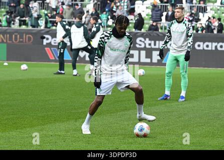 Brême, Allemagne. 14 février 2026. Football : Bundesliga, Werder Bremen - Bayern Munich, Journée 22, Weserstadion. Samuel Mbangula (Werder Brême) échauffement. Crédit : Carmen Jaspersen/dpa - NOTE IMPORTANTE : conformément aux règlements de la DFL German Football League et de la DFB German Football Association, il est interdit d'utiliser ou de faire utiliser des photographies prises dans le stade et/ou du match sous forme d'images séquentielles et/ou de séries de photos de type vidéo./dpa/Alamy Live News Banque D'Images