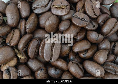 Vue macro de la texture des grains de café torréfiés Banque D'Images