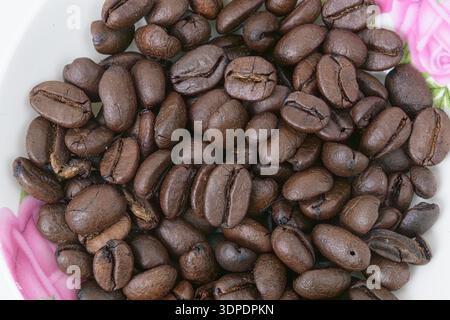 Gros plan de la texture des grains de café torréfiés Banque D'Images