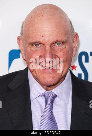 Los Angeles, États-Unis. 14 février 2026. MIRACLE MILE, LOS ANGELES, CALIFORNIE, États-Unis - 13 FÉVRIER : investisseur américain, homme d'affaires, ancien PDG de Microsoft et propriétaire des Clippers de Los Angeles Steve Ballmer arrive au Los Angeles Clippers and Comcast NBCUniversal's National Basketball Association (NBA) All-Star 2026 Legendary Tip-Off Celebration tenue au Los Angeles County Museum of Art (LACMA) le 13 février 2026 à Miracle Mile, Los Angeles, Californie, États-Unis. (Photo de Xavier Collin/image Press Agency) crédit : image Press Agency/Alamy Live News Banque D'Images