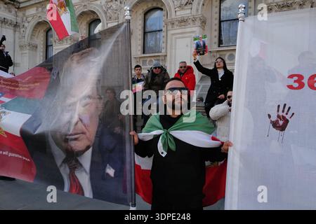 Londres, Royaume-Uni. 14 février 2026. Les manifestants se rassemblent à Whitehall et marchent vers l'ambassade iranienne pour exiger un changement de régime et exprimer leur solidarité avec les compatriotes confrontés à une répression sévère. Le rassemblement fait partie d'une journée d'action mondiale coordonnée, reflétant une manifestation majeure à Munich où des milliers de personnes ont convergé lors d'une conférence de haut niveau sur la sécurité. Les militants scandent des slogans antigouvernementaux et appellent à l'interdiction des Gardiens de la révolution, soulignant le besoin urgent d'un soutien international contre les violations des droits de l'homme en cours. Crédit : Joao Daniel Pereira/Alamy Live News Banque D'Images
