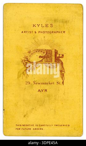Revers de l'original victorien Carted de visite des années 1880, (carte de visite ou CDV) du studio écossais de William Kyles, Ayr, Écosse vers 1885 Banque D'Images