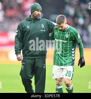 Brême, Allemagne. 14 février 2026. Football : Bundesliga, Werder Bremen - Bayern Munich, Journée 22, Weserstadion. L'entraîneur Daniel Thioune (Werder Brême) discute avec Romano Schmid (Werder Brême) sur le chemin de la pause. Crédit : Carmen Jaspersen/dpa - NOTE IMPORTANTE : conformément aux règlements de la DFL German Football League et de la DFB German Football Association, il est interdit d'utiliser ou de faire utiliser des photographies prises dans le stade et/ou du match sous forme d'images séquentielles et/ou de séries de photos de type vidéo./dpa/Alamy Live News Banque D'Images