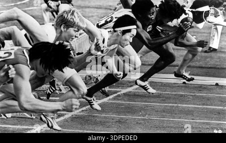 Les coureurs quittent la ligne de départ à L'OLYMPIADE DE TOKYO le documentaire officiel des Jeux Olympiques de 1964 (sorti en 1965) réalisateur KON ICHIKAWA Music Toshiro Mayuzumi Comité d'organisation pour les Jeux de la XVIIIe Olympiade / Toho Company Banque D'Images