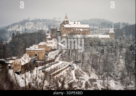 Beau vieux château de Pernštejn en hiver avec neige, paysage et nature hivernale. République tchèque Nedvedice. Banque D'Images