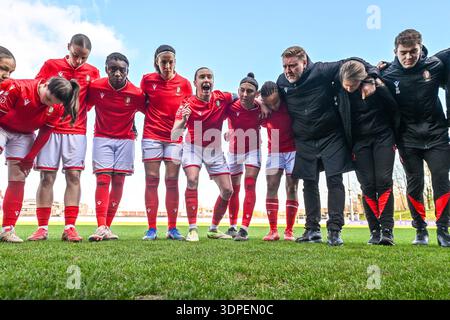 Deinze, Belgique. 14 février 2026. Team Standard photographié avant un match de football féminin entre le RSC Anderlecht Women et la Standard Femina de Liege le 18ème jour de la saison 2024 - 2025 de la Super League belge Lotto Womens, le samedi 14 février 2026 à Deinze, Belgique . Crédit : Sportpix/Alamy Live News Banque D'Images