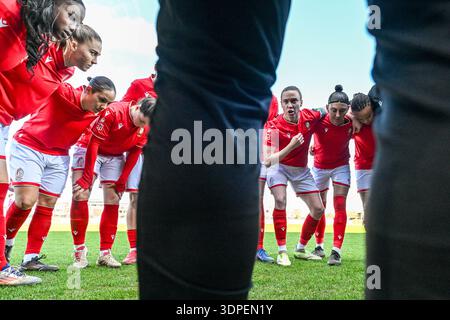 Deinze, Belgique. 14 février 2026. Team Standard photographié avant un match de football féminin entre le RSC Anderlecht Women et la Standard Femina de Liege le 18ème jour de la saison 2024 - 2025 de la Super League belge Lotto Womens, le samedi 14 février 2026 à Deinze, Belgique . Crédit : Sportpix/Alamy Live News Banque D'Images