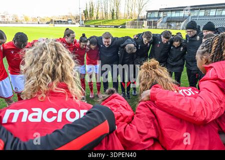 Deinze, Belgique. 14 février 2026. Team Standard photographié avant un match de football féminin entre le RSC Anderlecht Women et la Standard Femina de Liege le 18ème jour de la saison 2024 - 2025 de la Super League belge Lotto Womens, le samedi 14 février 2026 à Deinze, Belgique . Crédit : Sportpix/Alamy Live News Banque D'Images