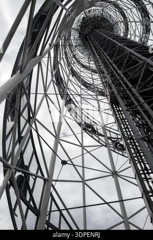 Structure moderne de tour d'observation en acier vue d'en bas Banque D'Images