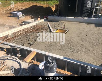 La plaque de base pour le ravitaillement en carburant d'un réservoir de stockage est bétonnée Banque D'Images