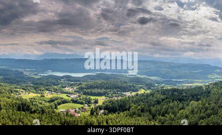 vue panoramique sur le lac worthersee en carinthie autriche avec les montagnes alpines Banque D'Images