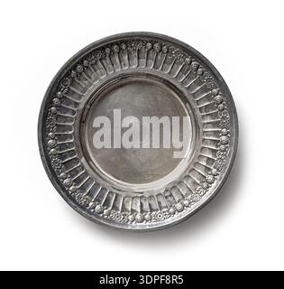 vieille plaque d'argent en métal vide isolé sur fond blanc, vue de dessus Banque D'Images