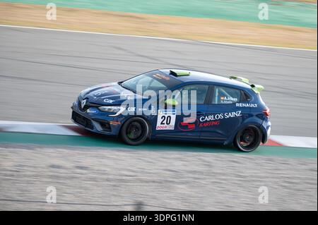 Voiture de course bleue Renault Clio Cup V de cinquième génération en compétition dans le championnat d’endurance GT-CER sur le circuit de Barcelona-Catalunya en Espagne Banque D'Images