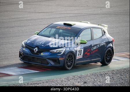 Renault Clio Cup V de cinquième génération bleu foncé avec la livrée Carlos Sainz Karting en compétition dans le championnat d’endurance GT-CER sur le circuit de Barce Banque D'Images