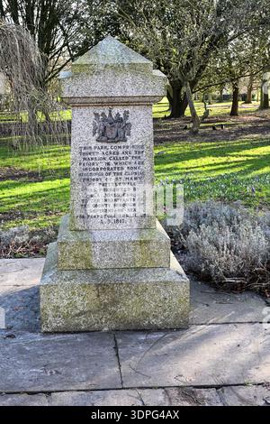 Monument commémoratif en pierre pour la donation du parc Priory aux résidents locaux de Southend-on-Sea, Essex Banque D'Images