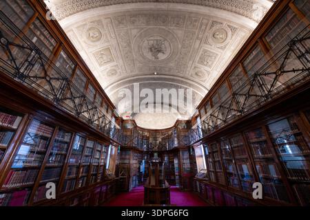 Turin, Italie - 11 août 2025 : intérieur de la salle de lecture de la Bibliothèque Royale de Turin, montrant le plafond voûté orné, les bibliothèques en bois et les galeries abritant Banque D'Images