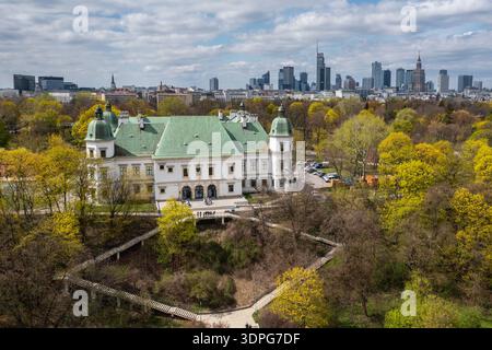 Varsovie, Pologne - 24 avril 2022 : photo drone du château d'Ujazdow dans le parc Agrykola à Varsovie Banque D'Images