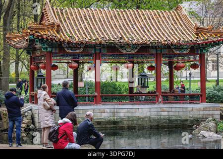 Varsovie, Pologne - 24 avril 2022 : jardin chinois dans le parc Lazienki à Varsovie Banque D'Images