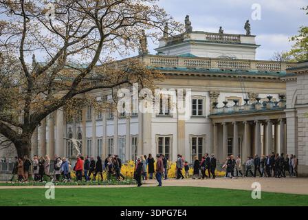 Varsovie, Pologne - 24 avril 2022 : Palais sur l'île dans le parc Lazienki dans la ville de Varsovie Banque D'Images