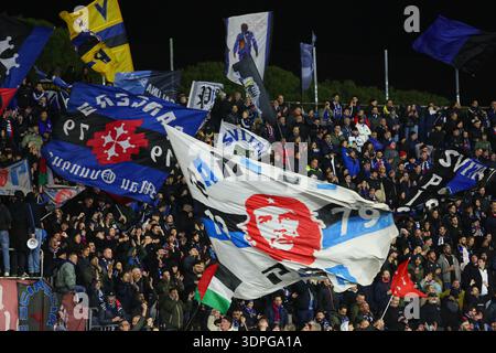Les supporters du SC Pisa lors de la série A match entre le SC Pisa Calcio 1909 et l'AC Milan à l'Arena Garibaldi - Romeo Anconetani - Cetilar Arena Stadium à Pise (Italie), le 13 février 2026. Banque D'Images