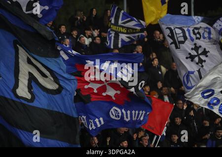 Les supporters du SC Pise montrent des drapeaux lors de la série A match entre le SC Pisa Calcio 1909 et l'AC Milan à l'Arena Garibaldi - Romeo Anconetani - Cetilar Arena Stadium à Pise (Italie), le 13 février 2026. Banque D'Images