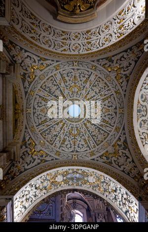 Valletta, Malte - 13 août 2025 : stuc baroque orné et plafond en dôme doré de l'église notre-Dame de Jésus du XVIIe siècle à la Valette, Malte. Banque D'Images