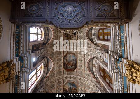 Valletta, Malte - 13 août 2025 : plafond de nef baroque orné de l'église franciscaine de Giezu du XVIIe siècle à la Valette, Malte, avec biblique peinte Banque D'Images