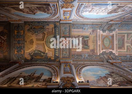 La Valette, Malte - 13 août 2025 : voûte peinte baroque dans le palais des grands maîtres, la Valette, montrant les paysages urbains maltais et la croix guêteuse de T. Banque D'Images