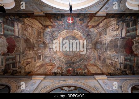 Valette, Malte - 13 août 2025 : fresque de plafond peinte avec des boucliers héraldiques et trompe-l'oeil architectural à l'intérieur du palais des grands maîtres, la Valette Banque D'Images