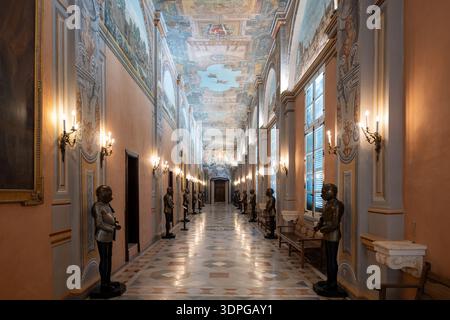 Valletta, Malte - 13 août 2025 : couloir intérieur du palais des grands maîtres à la Valette, avec plafond orné de fresques, sol en marbre, appliques murales et armo Banque D'Images