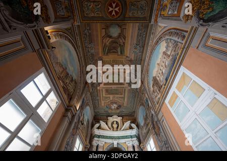 Valletta, Malte - 13 août 2025 : regardant vers le haut le plafond peint orné et les murs à l'intérieur du Palais du Grand maître à la Valette, Malte, avec fresque A. Banque D'Images