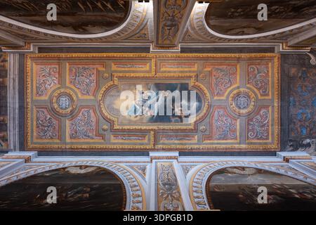 Valletta, Malte - 13 août 2025 : plafond peint orné au palais des grands maîtres à la Valette, Malte, avec panneau de fresques encadrées, moulures dorées, et Banque D'Images