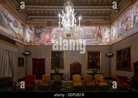 La Valette, Malte - 13 août 2025 : intérieur du palais des grands maîtres à la Valette avec lustre en cristal, frise décorée de fresques, plafond à caissons, portraits et Banque D'Images