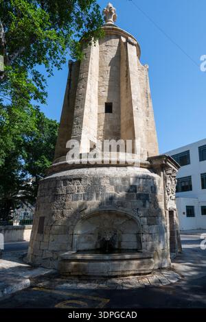 Wignacourt Water Tower à la Valette, Malte, un monument historique d'infrastructure de l'eau calcaire avec une base étagée et un sommet sculpté, photographié en bri Banque D'Images